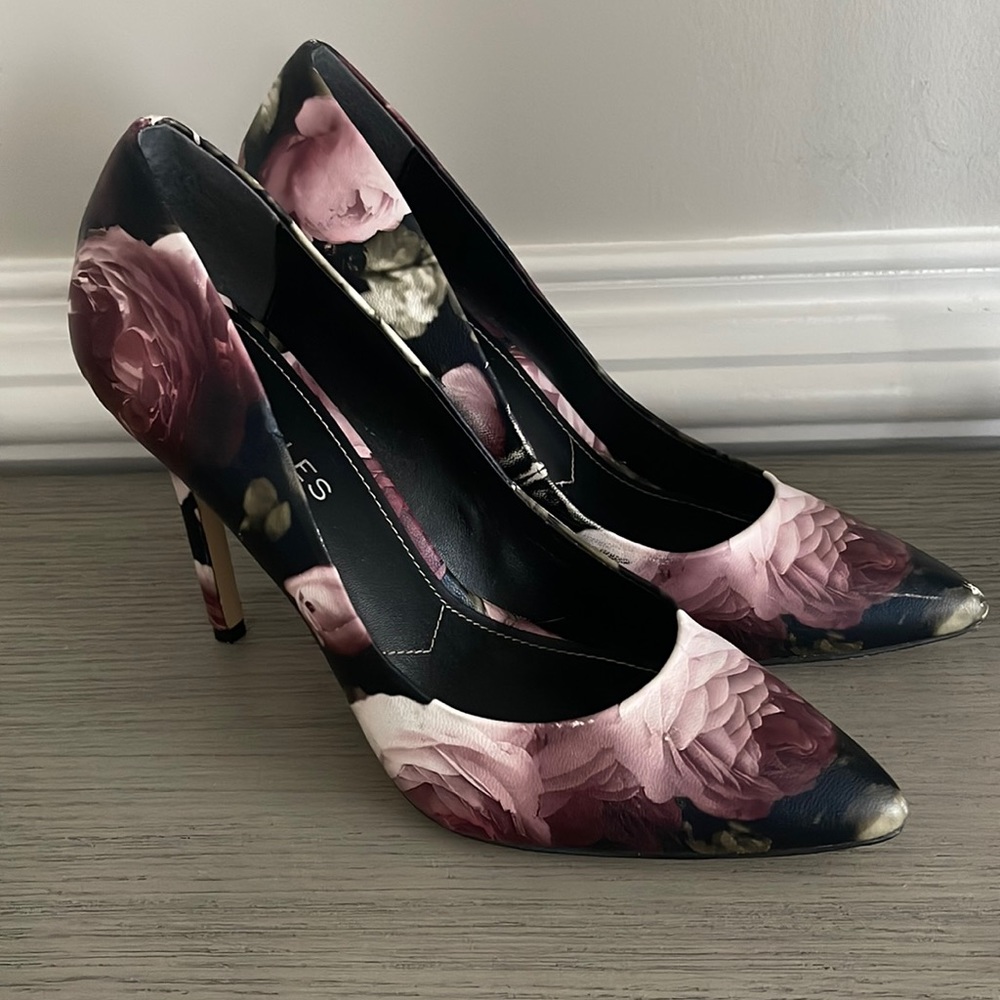 Charles by Charles David floral pumps